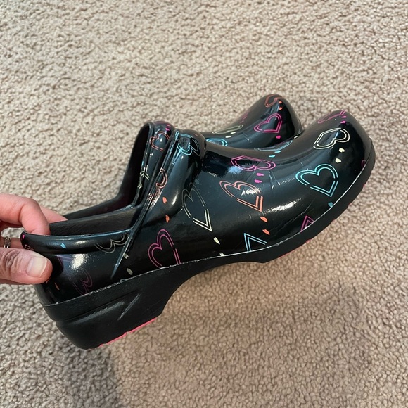 ANYWEAR Slip-Resistant Hearts Nurse Clogs For Women - Picture 2 of 7